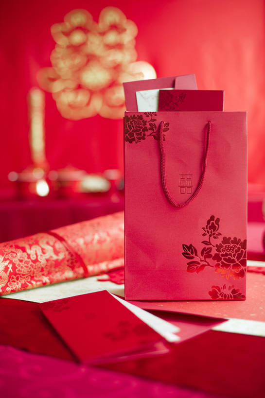 无人,竖图,特写,留白,婚礼,快乐,幸福,运气,桌子,静物,袋子,礼物,北京,中国,亚洲,准备,花纹,风俗,庆祝,装饰,包,包装袋,图案,纸袋,古典,结婚,浪漫,传统,桌布,古代,红色,喜庆,汉字,精神,摄影,礼品,纪念,卷,仪式,风格,中国文化,礼品袋,典礼,古典风格,喜字,东亚,制度,彩图,影棚拍摄,高兴,请柬,传统文化,bj175