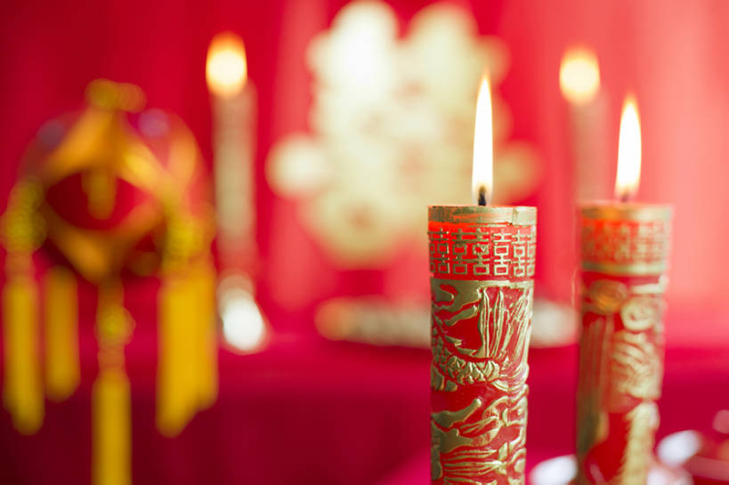 无人,横图,特写,留白,婚礼,快乐,幸福,运气,静物,蜡烛,北京,中国,亚洲,风俗,庆祝,装饰,烛光,一对,古典,结婚,浪漫,传统,红色,点燃,喜庆,汉字,精神,摄影,纪念,仪式,风格,中国文化,典礼,古典风格,喜字,东亚,式样,制度,绣球,彩图,影棚拍摄,高兴,传统文化,洞房,喜烛,bj175