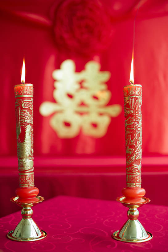 无人,竖图,特写,留白,婚礼,快乐,幸福,运气,桌子,静物,蜡烛,北京,中国,亚洲,准备,风俗,庆祝,装饰,烛光,烛台,古典,结婚,浪漫,传统,桌布,古代,红色,点燃,喜庆,汉字,精神,摄影,纪念,仪式,风格,中国文化,典礼,古典风格,喜字,东亚,式样,制度,彩图,影棚拍摄,高兴,传统文化,洞房,喜烛,bj175