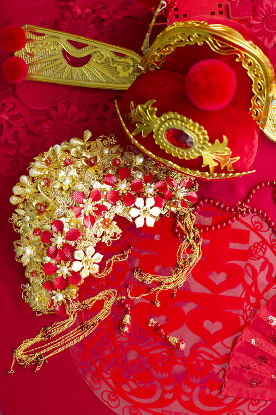 无人,竖图,俯视,特写,留白,婚礼,快乐,幸福,运气,桌子,静物,帽子,项链,珠宝,北京,中国,亚洲,准备,风俗,庆祝,装饰,扇子,古典,结婚,浪漫,传统,桌布,古代,红色,装饰物,喜庆,汉字,精神,财富,摄影,纪念,凤冠,耳坠,仪式,风格,中国文化,典礼,古典风格,喜字,东亚,式样,制度,彩图,影棚拍摄,传统服装,高兴,金子,传统文化,嫁妆,bj175