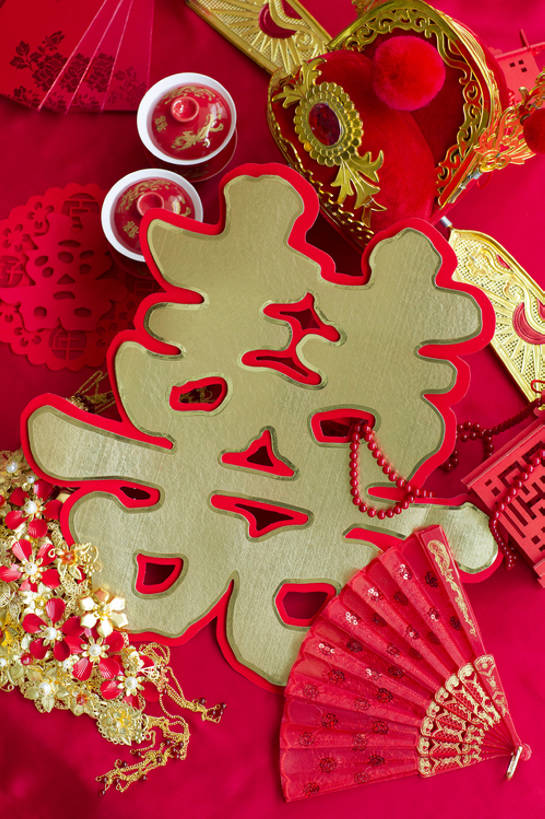无人,竖图,俯视,特写,留白,婚礼,快乐,幸福,运气,桌子,静物,杯子,帽子,项链,珠宝,北京,中国,亚洲,准备,风俗,庆祝,装饰,扇子,艺术品,一对,古典,结婚,浪漫,传统,桌布,古代,红色,装饰物,工艺品,喜庆,汉字,精神,财富,摄影,纪念,凤冠,仪式,风格,中国文化,手艺,典礼,古典风格,喜字,东亚,式样,制度,美术工艺,茶杯,彩图,影棚拍摄,传统服装,高兴,金子,传统文化,嫁妆,bj175