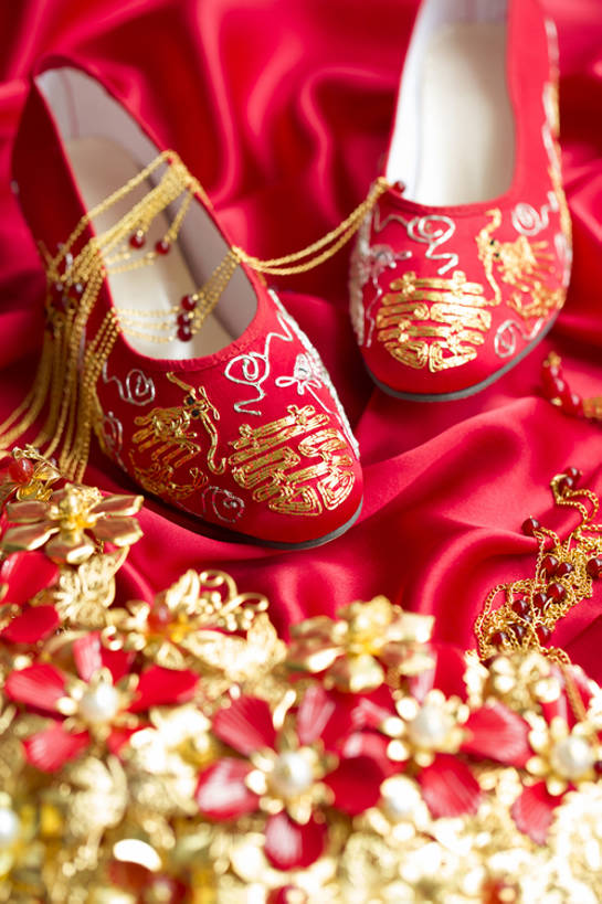 无人,竖图,特写,留白,婚礼,快乐,幸福,运气,桌子,静物,鞋子,纺织品,珠宝,刺绣,北京,中国,亚洲,准备,风俗,庆祝,装饰,艺术品,一对,古典,结婚,浪漫,传统,桌布,古代,红色,装饰物,工艺品,喜庆,汉字,精神,财富,摄影,绣花鞋,纪念,凤冠,仪式,风格,中国文化,手艺,典礼,古典风格,喜字,东亚,凤冠霞帔,式样,制度,美术工艺,彩图,影棚拍摄,传统服装,高兴,金子,传统文化,嫁妆,bj175