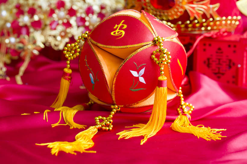 无人,横图,特写,留白,婚礼,快乐,幸福,运气,桌子,静物,纺织品,珠宝,北京,中国,亚洲,准备,风俗,庆祝,装饰,艺术品,古典,结婚,浪漫,传统,桌布,古代,红色,装饰物,工艺品,喜庆,汉字,精神,财富,摄影,纪念,凤冠,仪式,风格,中国文化,手艺,典礼,古典风格,喜字,东亚,式样,制度,美术工艺,绣球,彩图,影棚拍摄,高兴,金子,传统文化,bj175