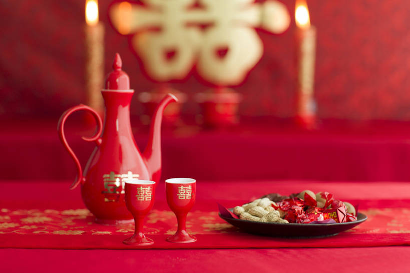 无人,横图,特写,留白,婚礼,快乐,幸福,运气,桌子,花生,静物,杯子,蜡烛,北京,中国,亚洲,准备,风俗,丰富,庆祝,装饰,符号,壶,烛光,糖,坚果,酒壶,酒类,一对,古典,结婚,浪漫,传统,桌布,饮料,古代,红色,盘子,酒杯,容器,概念,喜庆,汉字,龙眼,精神,摄影,纪念,储藏,花烛,仪式,风格,葡萄酒杯,储存,中国文化,典礼,古典风格,喜字,东亚,制度,彩图,影棚拍摄,高兴,贮存,金子,传统文化,枣糕,洞房,喜烛,bj175
