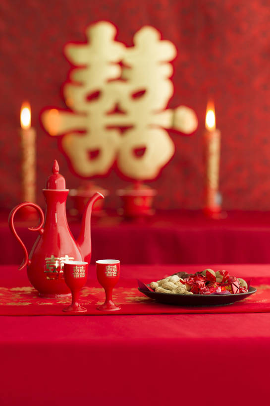 无人,竖图,特写,留白,婚礼,快乐,幸福,运气,桌子,花生,静物,杯子,蜡烛,北京,中国,亚洲,准备,风俗,丰富,庆祝,装饰,符号,壶,烛光,糖,坚果,酒壶,酒类,一对,古典,结婚,浪漫,传统,桌布,饮料,古代,红色,盘子,酒杯,容器,概念,喜庆,汉字,龙眼,精神,摄影,纪念,储藏,花烛,仪式,风格,葡萄酒杯,储存,中国文化,典礼,古典风格,喜字,东亚,制度,彩图,影棚拍摄,高兴,贮存,金子,传统文化,枣糕,洞房,喜烛,bj175