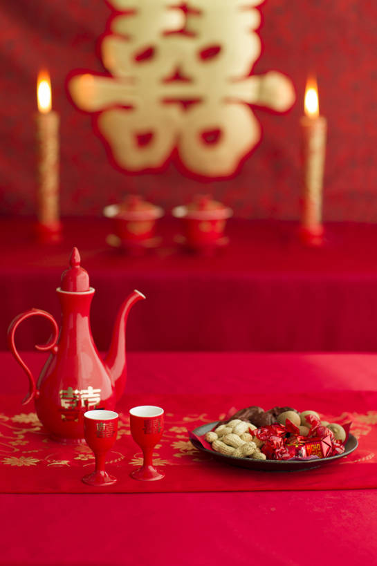 无人,竖图,特写,留白,婚礼,快乐,幸福,运气,桌子,花生,静物,杯子,蜡烛,北京,中国,亚洲,准备,风俗,丰富,庆祝,装饰,符号,壶,烛光,糖,坚果,酒壶,酒类,一对,古典,结婚,浪漫,传统,桌布,饮料,古代,红色,盘子,酒杯,容器,概念,喜庆,汉字,龙眼,精神,摄影,纪念,储藏,花烛,仪式,风格,葡萄酒杯,储存,中国文化,典礼,古典风格,喜字,东亚,制度,彩图,影棚拍摄,高兴,贮存,金子,传统文化,枣糕,洞房,喜烛,bj175