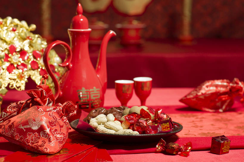 无人,横图,特写,留白,婚礼,快乐,幸福,运气,桌子,花生,静物,杯子,北京,中国,亚洲,准备,风俗,丰富,庆祝,装饰,包,符号,壶,糖,坚果,酒壶,酒类,一对,古典,结婚,浪漫,传统,桌布,饮料,古代,红色,盘子,酒杯,容器,概念,喜庆,汉字,龙眼,精神,摄影,红包,纪念,储藏,凤冠,花烛,仪式,风格,葡萄酒杯,储存,中国文化,典礼,古典风格,喜字,东亚,制度,彩图,影棚拍摄,高兴,贮存,金子,传统文化,枣糕,bj175