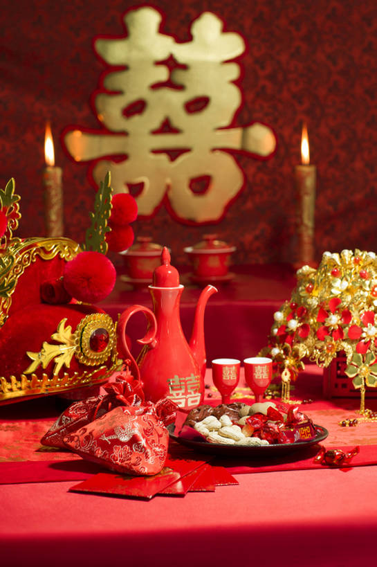 无人,竖图,特写,留白,婚礼,快乐,幸福,运气,桌子,静物,杯子,蜡烛,帽子,珠宝,北京,中国,亚洲,准备,风俗,庆祝,装饰,壶,烛光,酒壶,酒类,一对,古典,结婚,浪漫,传统,桌布,饮料,古代,红色,酒杯,容器,装饰物,喜庆,汉字,精神,财富,摄影,纪念,储藏,凤冠,仪式,风格,葡萄酒杯,储存,中国文化,典礼,古典风格,喜字,东亚,凤冠霞帔,制度,彩图,影棚拍摄,传统服装,高兴,贮存,金子,传统文化,洞房,喜烛,bj175