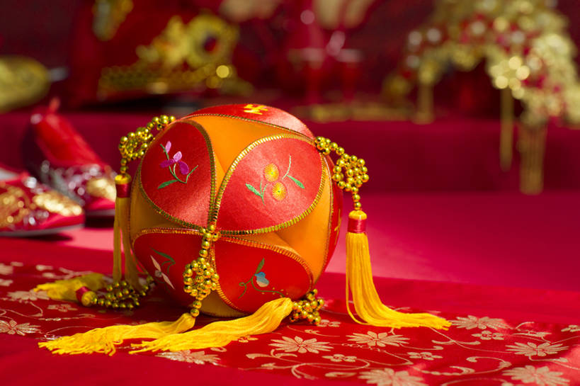 无人,横图,特写,留白,婚礼,快乐,幸福,运气,桌子,静物,帽子,北京,中国,亚洲,准备,风俗,庆祝,装饰,艺术品,古典,结婚,浪漫,传统,桌布,古代,红色,装饰物,工艺品,喜庆,精神,摄影,纪念,凤冠,仪式,风格,中国文化,手艺,典礼,古典风格,东亚,凤冠霞帔,式样,制度,美术工艺,绣球,彩图,影棚拍摄,高兴,传统文化,bj175