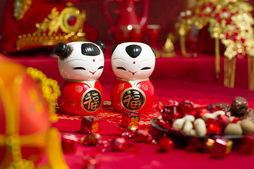 无人,新娘,新郎,横图,特写,留白,婚礼,快乐,幸福,纯洁,运气,桌子,花生,静物,帽子,纺织品,刺绣,北京,中国,亚洲,花纹,风俗,丰富,庆祝,装饰,图案,娃娃,糖,坚果,艺术品,一对,古典,结婚,浪漫,传统,桌布,古代,红色,福字,装饰物,工艺品,喜庆,汉字,龙眼,精神,可爱,童年,童趣,财富,摄影,纪念,凤冠,花烛,仪式,风格,中国文化,手艺,典礼,古典风格,童真,东亚,烂漫,无邪,凤冠霞帔,式样,制度,美术工艺,天真,绣球,彩图,影棚拍摄,传统服装,高兴,传统文化,枣糕,bj175