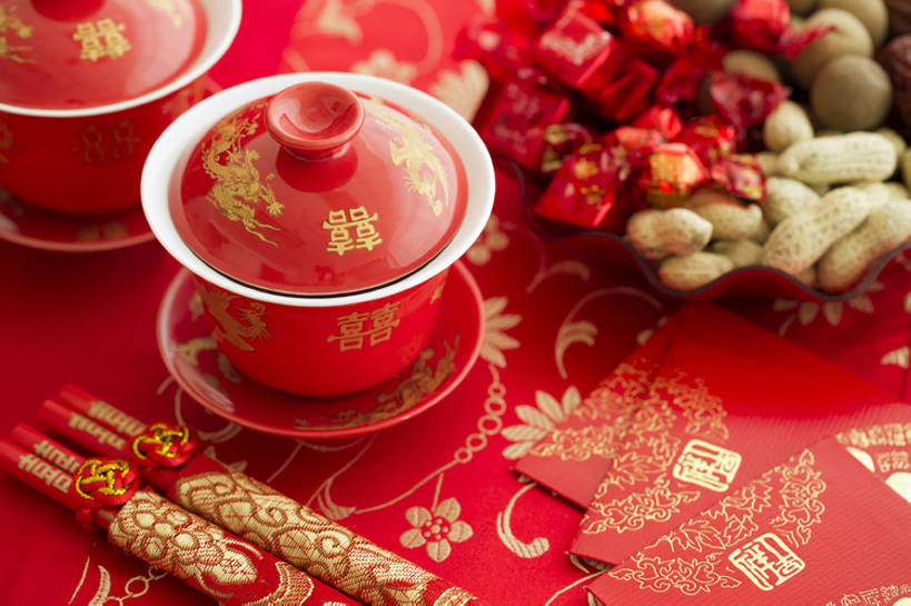 无人,横图,特写,留白,婚礼,快乐,幸福,运气,筷子,桌子,花生,静物,杯子,北京,中国,亚洲,准备,风俗,丰富,庆祝,装饰,符号,糖,坚果,一对,古典,结婚,浪漫,传统,桌布,古代,红色,概念,喜庆,汉字,龙眼,精神,摄影,红包,纪念,花烛,仪式,风格,中国文化,典礼,古典风格,喜字,东亚,式样,制度,茶杯,彩图,高角度拍摄,影棚拍摄,高兴,传统文化,枣糕,bj175