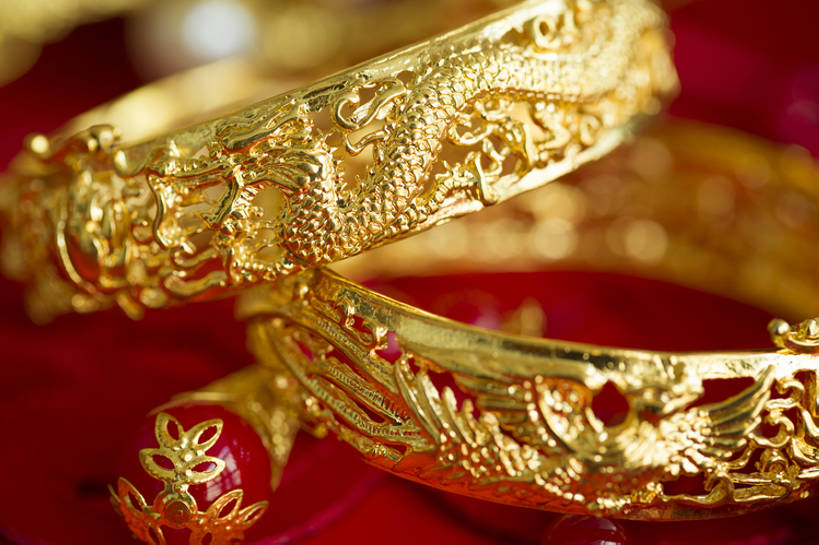 无人,横图,特写,留白,婚礼,快乐,幸福,运气,静物,珠宝,北京,中国,亚洲,准备,风俗,庆祝,装饰,龙,符号,艺术品,一对,古典,结婚,浪漫,传统,古代,红色,工艺品,概念,喜庆,精神,财富,摄影,手镯,纪念,耳坠,仪式,风格,中国文化,手艺,典礼,古典风格,东亚,式样,制度,美术工艺,彩图,影棚拍摄,高兴,金子,传统文化,菲尼克斯市,嫁妆,bj175