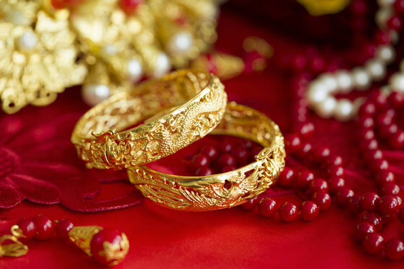 无人,横图,特写,留白,婚礼,快乐,幸福,运气,桌子,静物,项链,珠宝,北京,中国,亚洲,准备,风俗,丰富,庆祝,装饰,龙,符号,一对,古典,结婚,浪漫,传统,桌布,古代,红色,概念,喜庆,精神,财富,摄影,手镯,纪念,耳坠,仪式,风格,中国文化,典礼,古典风格,东亚,式样,制度,彩图,影棚拍摄,高兴,金子,传统文化,菲尼克斯市,嫁妆,bj175