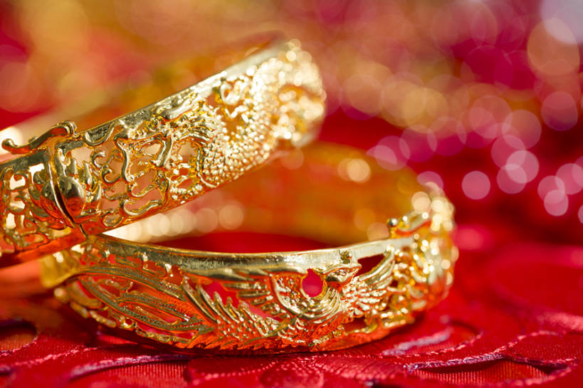 无人,横图,特写,留白,婚礼,快乐,幸福,运气,桌子,静物,珠宝,北京,中国,亚洲,准备,风俗,庆祝,装饰,龙,符号,艺术品,一对,古典,结婚,浪漫,传统,桌布,古代,红色,工艺品,概念,喜庆,精神,财富,摄影,手镯,纪念,仪式,风格,中国文化,手艺,典礼,古典风格,东亚,制度,美术工艺,彩图,影棚拍摄,高兴,金子,传统文化,菲尼克斯市,嫁妆,bj175