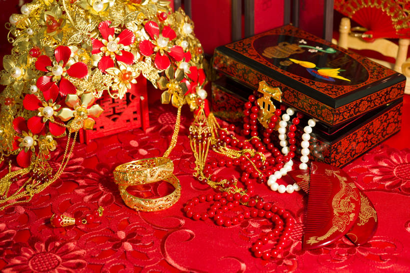 无人,横图,特写,留白,婚礼,快乐,幸福,运气,桌子,静物,项链,珠宝,北京,中国,亚洲,准备,风俗,丰富,庆祝,装饰,一对,古典,结婚,浪漫,梳子,首饰盒,传统,盒子,桌布,古代,红色,装饰物,喜庆,精神,财富,摄影,手镯,纪念,凤冠,耳坠,仪式,风格,中国文化,典礼,古典风格,东亚,凤冠霞帔,式样,制度,彩图,影棚拍摄,传统服装,高兴,金子,传统文化,嫁妆,bj175