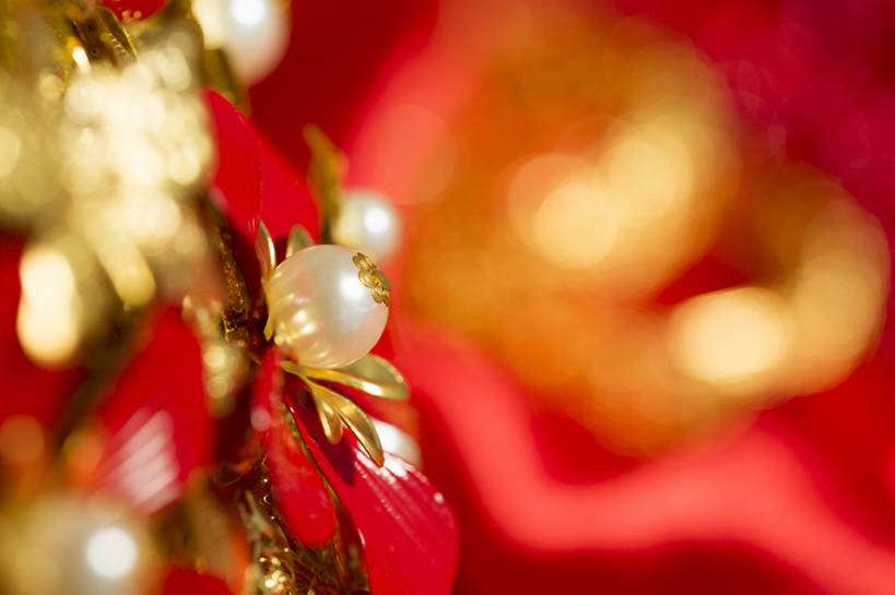 无人,横图,特写,留白,婚礼,快乐,幸福,运气,静物,珠宝,北京,中国,亚洲,风俗,庆祝,装饰,珠子,古典,结婚,浪漫,传统,古代,红色,装饰物,喜庆,精神,财富,摄影,纪念,凤冠,仪式,风格,中国文化,典礼,古典风格,东亚,式样,制度,彩图,影棚拍摄,高兴,金子,传统文化,嫁妆,珠花,bj175