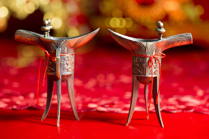 无人,横图,特写,留白,婚礼,快乐,幸福,运气,桌子,静物,杯子,北京,中国,亚洲,风俗,庆祝,装饰,线,酒类,一对,古典,结婚,浪漫,传统,桌布,饮料,古代,红色,喜庆,精神,摄影,古董,纪念,仪式,风格,葡萄酒杯,中国文化,樽,交杯酒,典礼,古典风格,东亚,青铜,式样,制度,彩图,影棚拍摄,高兴,传统文化,bj175