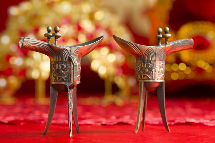 无人,横图,特写,留白,婚礼,快乐,幸福,运气,桌子,静物,杯子,北京,中国,亚洲,风俗,庆祝,装饰,酒类,一对,古典,结婚,浪漫,传统,桌布,饮料,古代,红色,喜庆,精神,摄影,古董,纪念,仪式,风格,葡萄酒杯,中国文化,樽,交杯酒,典礼,古典风格,东亚,青铜,式样,制度,彩图,影棚拍摄,高兴,传统文化,bj175