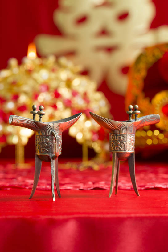 无人,竖图,特写,留白,婚礼,快乐,幸福,运气,桌子,静物,杯子,北京,中国,亚洲,风俗,庆祝,装饰,酒类,一对,古典,结婚,浪漫,传统,桌布,饮料,古代,红色,喜庆,汉字,精神,摄影,古董,纪念,凤冠,仪式,风格,葡萄酒杯,中国文化,樽,交杯酒,典礼,古典风格,喜字,东亚,青铜,式样,制度,彩图,影棚拍摄,高兴,传统文化,bj175