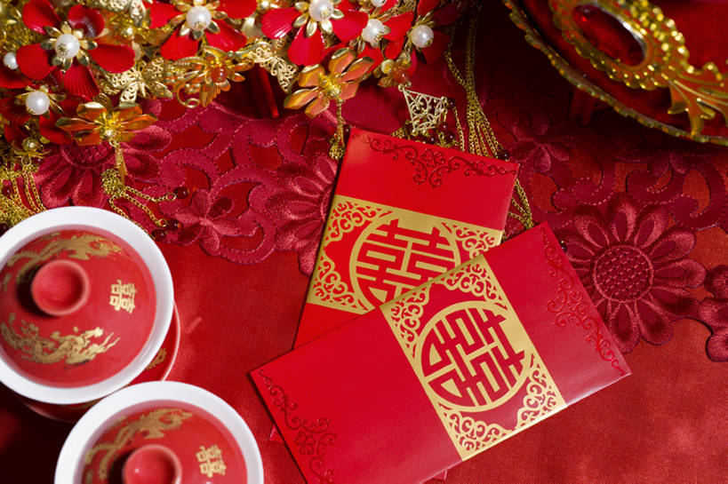 无人,横图,俯视,特写,留白,婚礼,快乐,幸福,运气,桌子,静物,杯子,帽子,珠宝,北京,中国,亚洲,花纹,风俗,庆祝,装饰,图案,一对,古典,结婚,浪漫,传统,桌布,古代,红色,装饰物,喜庆,汉字,精神,摄影,红包,纪念,凤冠,仪式,风格,中国文化,典礼,古典风格,喜字,东亚,式样,制度,茶杯,彩图,影棚拍摄,传统服装,高兴,金子,传统文化,bj175