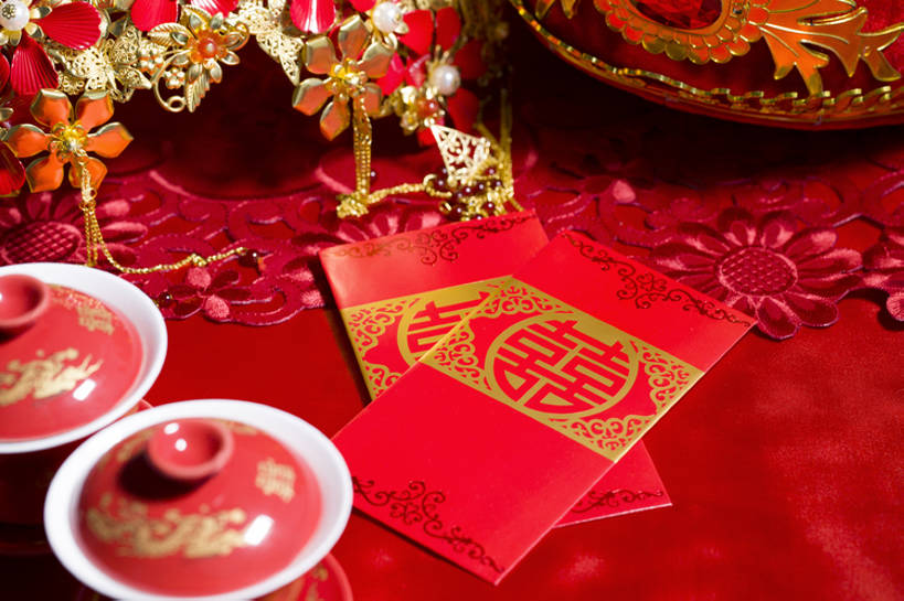 无人,横图,特写,留白,婚礼,快乐,幸福,运气,桌子,静物,杯子,帽子,珠宝,北京,中国,亚洲,花纹,风俗,庆祝,装饰,图案,一对,古典,结婚,浪漫,传统,桌布,古代,红色,装饰物,喜庆,汉字,精神,摄影,红包,纪念,凤冠,仪式,风格,中国文化,典礼,古典风格,喜字,东亚,式样,制度,茶杯,彩图,影棚拍摄,传统服装,高兴,金子,传统文化,bj175