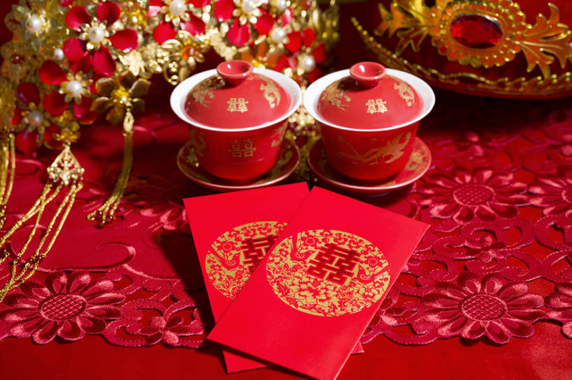 无人,横图,特写,留白,婚礼,快乐,幸福,运气,桌子,静物,杯子,帽子,珠宝,北京,中国,亚洲,花纹,风俗,庆祝,装饰,图案,一对,古典,结婚,浪漫,传统,桌布,古代,红色,装饰物,喜庆,汉字,精神,摄影,红包,纪念,凤冠,仪式,风格,中国文化,典礼,古典风格,喜字,东亚,式样,制度,茶杯,彩图,影棚拍摄,传统服装,高兴,金子,传统文化,bj175