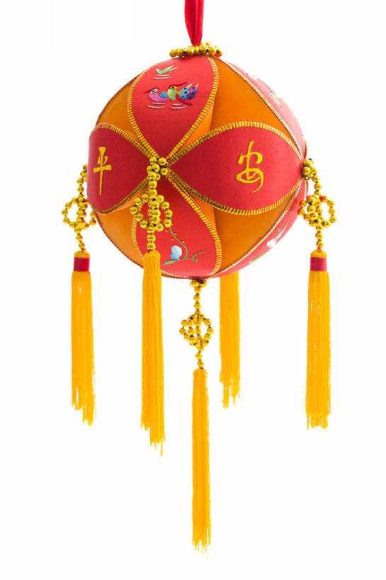 无人,竖图,特写,留白,抠图,白色背景,婚礼,快乐,幸福,运气,安全,静物,刺绣,北京,中国,亚洲,吊挂,悬挂,花纹,风俗,庆祝,装饰,图案,艺术品,古典,结婚,浪漫,挂,传统,古代,一个,红色,工艺品,喜庆,汉字,精神,摄影,单个,纪念,仪式,风格,中国文化,手艺,典礼,古典风格,东亚,穗,式样,制度,美术工艺,绣球,彩图,影棚拍摄,高兴,传统文化,bj175