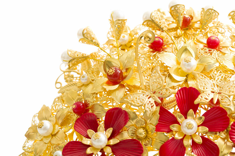 无人,横图,特写,留白,抠图,白色背景,婚礼,快乐,幸福,运气,静物,珠宝,北京,中国,亚洲,风俗,庆祝,装饰,珠子,古典,结婚,浪漫,传统,红色,装饰物,喜庆,精神,财富,摄影,纪念,凤冠,部分,仪式,风格,中国文化,华贵,典礼,古典风格,东亚,凤冠霞帔,式样,制度,彩图,影棚拍摄,传统服装,高兴,金子,传统文化,珠花,bj175