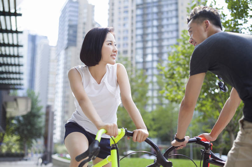 东方人,成年人,两个人,学生,笑,微笑,露齿笑,横图,室外,白天,正面,爱情,度假,时尚,快乐,幸福,美景,城市风光,城市,建筑,自行车,北京,日光,中国,亚洲,短裤,服装,景观,交通,浪漫,玩,单车,休闲装,娱乐,现代,车,脚踏车,骑,衣服,交通工具,夏天,骑车,享受,休闲,健康,温暖,温馨,面对面,短袖,景色,恩爱,放松,活力,亲密,约会,恋人,摄影,服饰,生活方式,和睦,享乐,衣着,穿着,都市风光,载具,逆光,东亚,陪同,环境保护,衣饰,陪伴,无忧无虑,自行车运动,男人,男性,年轻男性,年轻女性,女人,女性,亚洲人,中国人,年轻人,情侣,大学生,休闲活动,说话,彩图,欢乐,伴侣,融洽,公路自行车,伴随,bj175