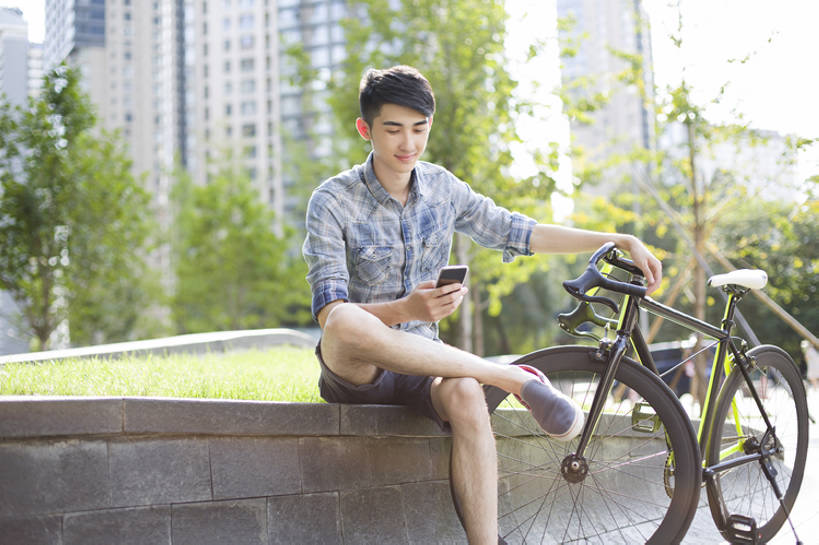 东方人,成年人,一个人,学生,微笑,横图,室外,白天,正面,衬衫,度假,时尚,快乐,幸福,技术,美景,城市风光,城市,自行车,手机,北京,日光,中国,亚洲,仅一个男性,仅一个人,连接,握,短裤,景观,交通,联系,二郎腿,玩,单车,注视,休闲装,娱乐,现代,仅一个年轻男性,夏天,观察,看,享受,休息,休闲,健康,景色,放松,活力,握着,摄影,生活方式,观看,察看,享乐,都市风光,关注,发短信,智能手机,东亚,环境保护,无线电技术,无忧无虑,自行车运动,男人,男性,年轻男性,亚洲人,中国人,年轻人,大学生,休闲活动,触摸,坐着,彩图,全身,欢乐,公路自行车,bj175