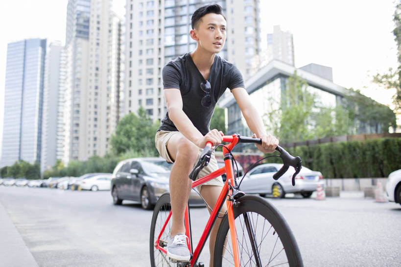 东方人,成年人,一个人,学生,横图,室外,白天,正面,度假,时尚,美景,城市风光,城市,道路,建筑,街道,路,公路,自行车,北京,日光,中国,亚洲,仅一个男性,仅一个人,短裤,景观,交通,单车,休闲装,娱乐,现代,车,脚踏车,仅一个年轻男性,骑,太阳镜,交通工具,夏天,骑车,享受,休闲,健康,短袖,景色,放松,活力,摄影,生活方式,都市风光,载具,逆光,东亚,环境保护,无忧无虑,自行车运动,男人,男性,年轻男性,亚洲人,中国人,年轻人,大学生,马路,休闲活动,彩图,公路自行车,bj175