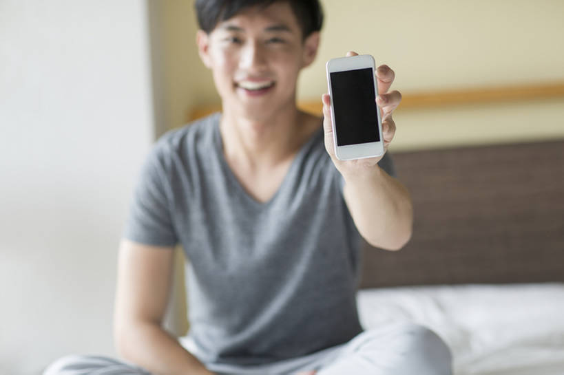 东方人,成年人,一个人,坐,笑,盘腿,微笑,露齿笑,横图,室内,白天,正面,快乐,幸福,信心,技术,床,卧室,城市,酒店,手机,北京,中国,亚洲,仅一个男性,仅一个人,一排,连接,握,整齐,屏幕,触摸屏,联系,T恤,注视,休闲装,干净,排列,仅一个年轻男性,观察,看,休闲,舒服,放松,握着,摄影,介绍,生活方式,观看,察看,舒适,享乐,队列,关注,发短信,房地产,出示,棉被,智能手机,东亚,无线电技术,男人,男性,年轻男性,亚洲人,中国人,年轻人,盘腿而坐,盘膝,盘着腿的,盘着腿坐,双腿交叉,坐着,彩图,欢乐,bj175