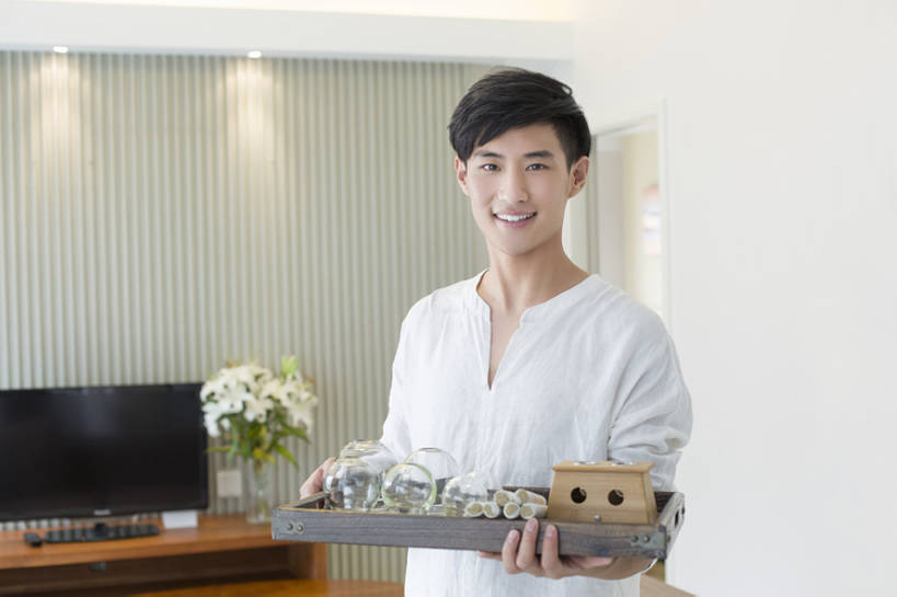 东方人,成年人,一个人,服务员,按摩师,客厅,笑,微笑,露齿笑,横图,室内,白天,正面,制服,按摩,快乐,幸福,信心,技术,植物,沙发,酒店,杯子,金属制品,北京,中国,亚洲,仅一个男性,仅一个人,握,医学,金属,工具,草药,药草,餐盘,注视,文化,传统,中药,玻璃制品,仅一个年轻男性,水杯,观察,看,站着,职业,保养,享受,健康,治疗,服务,握着,保健,摄影,生活方式,观看,技巧,经络,真空,察看,医疗,穴位,起居室,享乐,关注,中国文化,手艺,针灸,药材,中草药,调和,拔火罐,中医,火罐,东亚,指压,医治,中药材,本草,替代疗法,疏通,技能,技艺,艾灸,拔罐,拔罐疗法,拔罐子,火罐疗法,灸法,针法,中医学,男人,男性,年轻男性,亚洲人,中国人,年轻人,服务生,侍者,玻璃杯,技师,半身,彩图,推拿,欢乐,妙技,保健人员,传统文化,本领,温灸棒,艾灸棒,物理疗法,客房服务,灸疗师,bj175