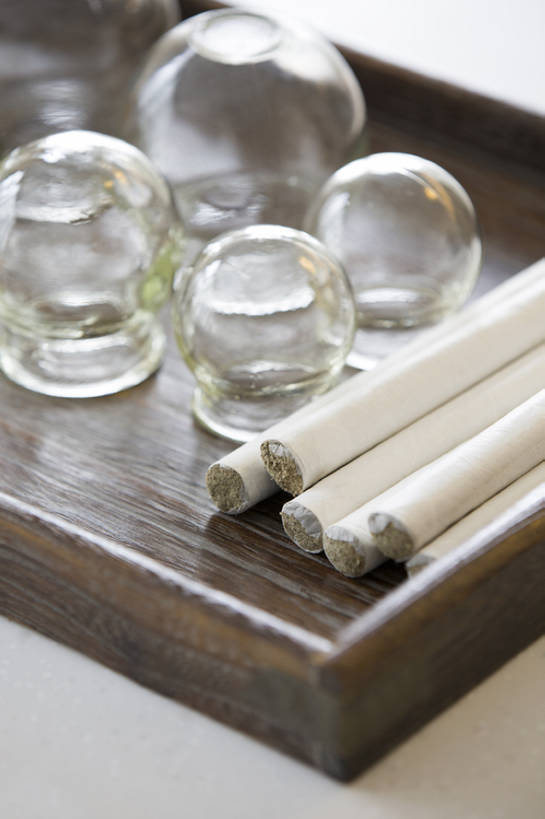 无人,竖图,室内,白天,按摩,植物,桌子,静物,杯子,金属制品,北京,中国,亚洲,医学,金属,工具,草药,药草,餐盘,文化,传统,中药,玻璃制品,水杯,保养,健康,治疗,保健,摄影,生活方式,经络,真空,医疗,穴位,中国文化,针灸,药材,中草药,调和,拔火罐,中医,火罐,东亚,医治,中药材,本草,替代疗法,疏通,艾灸,拔罐,拔罐疗法,拔罐子,火罐疗法,灸法,针法,中医学,玻璃杯,彩图,传统文化,温灸棒,艾灸棒,物理疗法,bj175