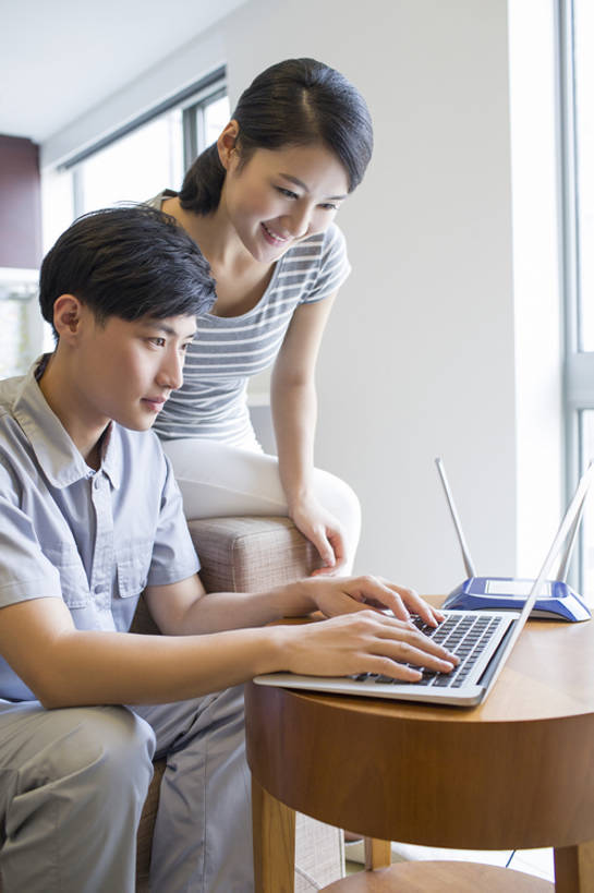 东方人,成年人,两个人,服务员,修理工,工程师,技术人员,客厅,笑,微笑,露齿笑,竖图,室内,白天,正面,制服,快乐,幸福,信心,笔记本电脑,互联网,技术,窗户,沙发,桌子,北京,中国,亚洲,连接,敲打,检查,联系,T恤,注视,休闲装,输入,顾客,打字,观察,看,职业,亲密,服务,摄影,生活方式,查看,观看,技巧,修理,点击,敲击,工程,察看,专心,起居室,享乐,关注,手艺,问题,计算机设备,路由器,东亚,陪同,无线电技术,责任,技能,技艺,陪伴,解决,按键,计算机,男人,男性,年轻男性,年轻女性,女人,女性,亚洲人,中国人,年轻人,服务生,侍者,技术员,坐着,彩图,欢乐,妙技,本领,网络安全防护,程序员,客房服务,态度,伴随,bj175