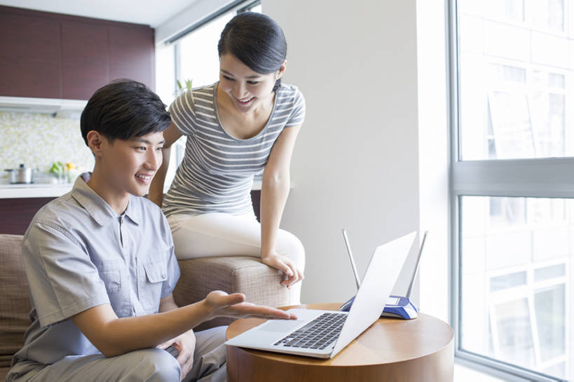 东方人,成年人,两个人,服务员,修理工,工程师,技术人员,客厅,笑,微笑,露齿笑,横图,室内,白天,正面,制服,快乐,幸福,成功,信心,笔记本电脑,互联网,技术,窗户,沙发,桌子,北京,中国,亚洲,连接,敲打,联系,T恤,注视,休闲装,输入,顾客,打字,观察,看,手势,职业,亲密,服务,摄影,介绍,生活方式,观看,技巧,修理,点击,敲击,工程,察看,专心,起居室,享乐,关注,出示,手艺,问题,计算机设备,路由器,东亚,陪同,无线电技术,责任,技能,技艺,陪伴,解决,按键,计算机,男人,男性,年轻男性,年轻女性,女人,女性,亚洲人,中国人,年轻人,服务生,侍者,技术员,说话,坐着,彩图,欢乐,妙技,打手势,本领,网络安全防护,程序员,客房服务,态度,伴随,bj175