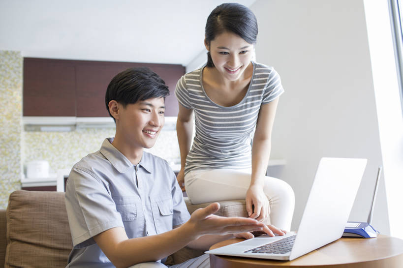 东方人,成年人,两个人,服务员,修理工,工程师,技术人员,客厅,笑,微笑,露齿笑,横图,室内,白天,正面,制服,快乐,幸福,成功,信心,笔记本电脑,互联网,技术,窗户,沙发,桌子,北京,中国,亚洲,连接,敲打,联系,T恤,注视,休闲装,输入,顾客,打字,观察,看,手势,职业,亲密,服务,摄影,介绍,生活方式,观看,技巧,修理,点击,敲击,工程,察看,专心,起居室,享乐,关注,出示,手艺,问题,计算机设备,路由器,东亚,陪同,无线电技术,责任,技能,技艺,陪伴,解决,按键,计算机,男人,男性,年轻男性,年轻女性,女人,女性,亚洲人,中国人,年轻人,服务生,侍者,技术员,说话,坐着,彩图,欢乐,妙技,打手势,本领,网络安全防护,程序员,客房服务,态度,伴随,bj175