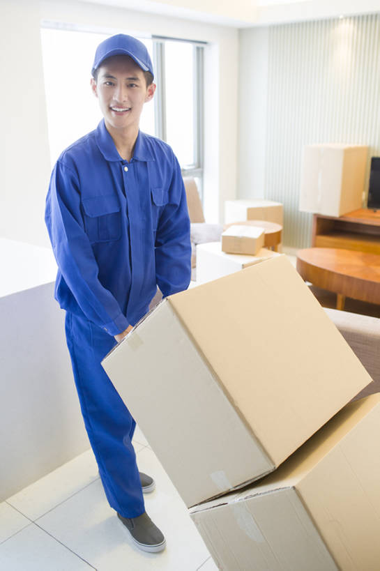 东方人,成年人,一个人,服务员,家,客厅,拉,推,笑,微笑,露齿笑,竖图,室内,白天,正面,制服,快乐,幸福,热情,信心,家具,沙发,帽子,北京,中国,亚洲,仅一个男性,仅一个人,握,工作,马车,注视,盒子,工人,仅一个年轻男性,观察,看,站着,快递员,职业,鸭舌帽,服务,握着,运输,摄影,生活方式,观看,搬家,搬运工,察看,起居室,享乐,关注,货运,运送,房地产,努力,逆光,东亚,责任,男人,男性,年轻男性,亚洲人,中国人,年轻人,服务生,侍者,员工,彩图,全身,欢乐,匠人,劳动者,体力工,递送,客房服务,bj175