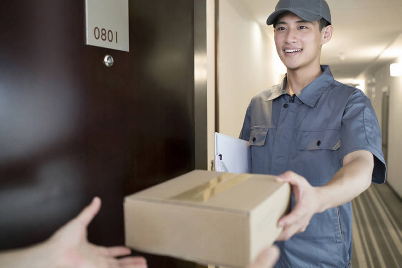 东方人,成年人,手,两个人,服务员,家,笑,微笑,露齿笑,横图,室内,正面,制服,商务,快乐,幸福,热情,安全,合作,信心,门,帽子,北京,中国,亚洲,握,工作,包裹,商品,文件,门口,文件夹,顾客,盒子,工人,站着,快递员,职业,鸭舌帽,服务,握着,运输,摄影,生活方式,搬运工,迅速,便利,回家,享乐,效率,货运,运送,努力,东亚,物流,可靠,信使,责任,男人,男性,年轻男性,亚洲人,中国人,年轻人,服务生,侍者,员工,半身,彩图,欢乐,给予,匠人,劳动者,体力工,递送,态度,bj175