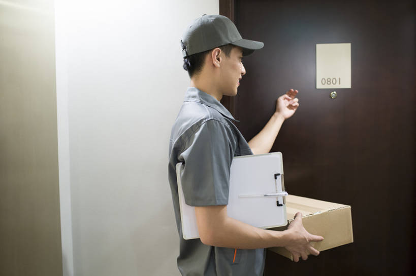 东方人,成年人,一个人,服务员,笑,微笑,露齿笑,横图,室内,侧面,制服,商务,快乐,幸福,热情,安全,信心,门,帽子,北京,中国,亚洲,仅一个男性,仅一个人,握,工作,包裹,商品,文件,门口,办公用品,文件夹,盒子,文具,工人,仅一个年轻男性,学习用品,站着,快递员,职业,鸭舌帽,服务,握着,运输,摄影,生活方式,搬运工,迅速,文具用品,便利,回家,享乐,效率,货运,运送,努力,东亚,物流,可靠,信使,责任,男人,男性,年轻男性,亚洲人,中国人,年轻人,服务生,侍者,员工,半身,彩图,欢乐,匠人,劳动者,体力工,敲门,递送,态度,bj175