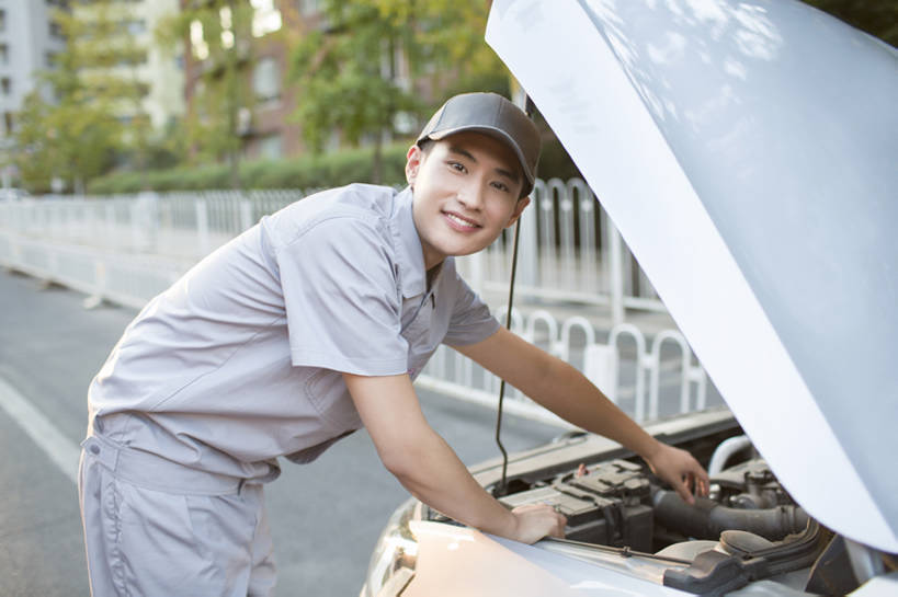 东方人,成年人,一个人,服务员,修理工,工程师,技术人员,笑,微笑,露齿笑,横图,室外,白天,侧面,制服,度假,快乐,幸福,信心,美景,城市风光,城市,道路,街道,路,公路,汽车,帽子,北京,中国,亚洲,仅一个男性,仅一个人,弯腰,检查,景观,机动车,交通,注视,娱乐,车,工人,仅一个年轻男性,交通工具,轿车,观察,看,站着,职业,享受,休闲,发动机,鸭舌帽,景色,放松,服务,运输,摄影,生活方式,查看,观看,修理,察看,享乐,都市风光,关注,载具,问题,引擎盖,东亚,技能,男人,男性,年轻男性,亚洲人,中国人,年轻人,服务生,侍者,员工,马路,技术员,彩图,欢乐,机械工人,匠人,劳动者,体力工,技工,工人阶级,家用车,bj175