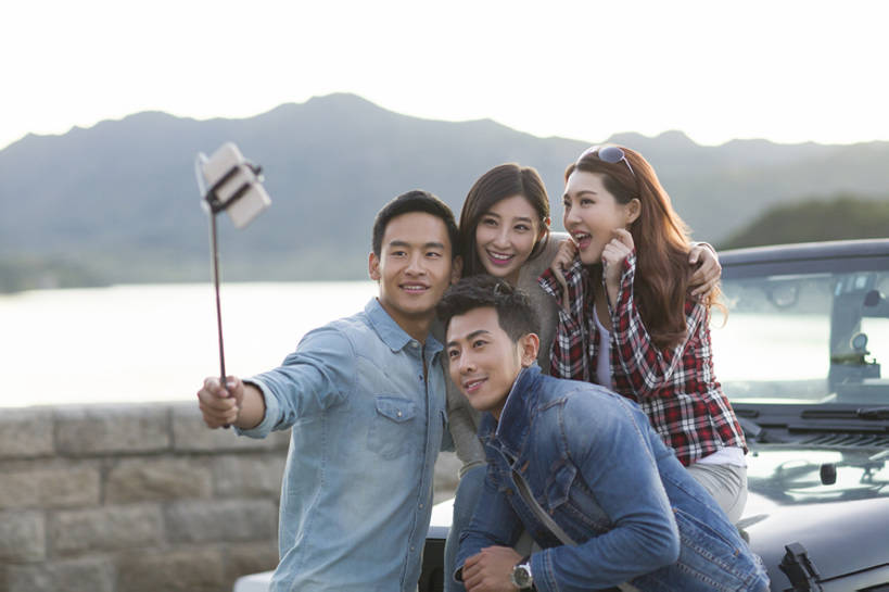 东方人,成年人,四个人,学生,笑,微笑,露齿笑,横图,室外,白天,正面,爱情,旅游,度假,时尚,快乐,自由,友谊,幸福,信心,技术,湖,美景,名胜古迹,山,山脉,越野车,汽车,手机,北京,中国,亚洲,行人,游客,游人,握,景观,机动车,郊区,交通,浪漫,玩,休闲装,娱乐,路人,旅客,车,拍照,风景,天空,自然,交通工具,轿车,站着,享受,休闲,温暖,温馨,同学,景色,恩爱,放松,个性,活力,亲密,握着,自拍,约会,运输,恋人,摄影,生活方式,环境,生态,和睦,享乐,自然风光,载具,户外活动,吉普车,智能手机,四驱车,东亚,陪同,无线电技术,陪伴,过客,无忧无虑,冒险,男人,男性,年轻男性,年轻女性,女人,女性,亚洲人,中国人,年轻人,情侣,大学生,休闲活动,沟通,张开手臂,坐着,半身,彩图,旅行,欢乐,照相,伴侣,融洽,家用车,伴随,自拍杆,bj175