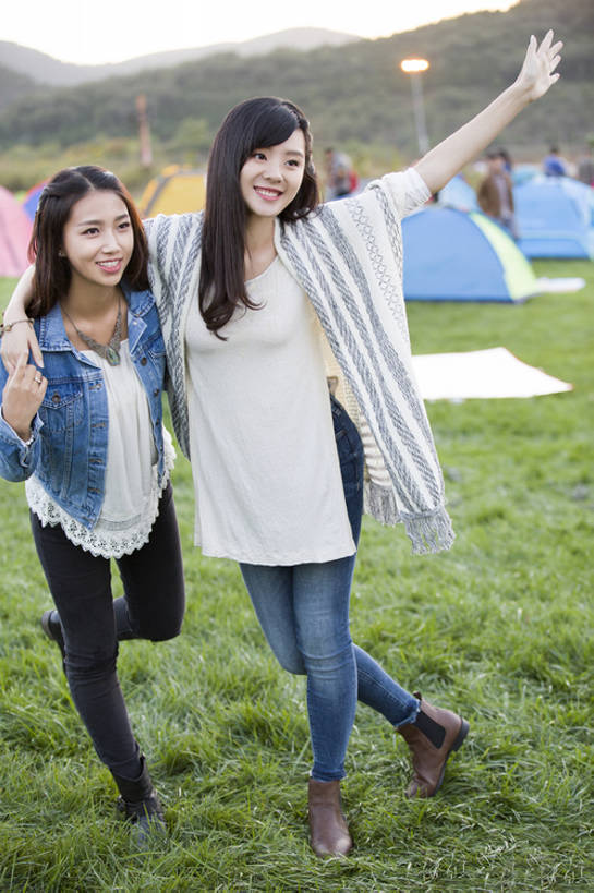 东方人,成年人,两个人,学生,公园,站,举,笑,微笑,露齿笑,竖图,室外,白天,正面,旅游,度假,时尚,快乐,自由,友谊,幸福,草地,草坪,美景,山,北京,中国,亚洲,表演,连接,弯腰,并排,帐篷,景观,半空,音乐,挥手,注视,休闲装,娱乐,现代,草,绿色,自然,观察,看,靠,靠着,托,站着,享受,休闲,同学,景色,放松,个性,活力,亲密,搭,摄影,生活方式,观看,单腿,察看,享乐,搭着,关注,娱乐活动,自然风光,爱好,露营,东亚,陪同,陪伴,音乐节,无忧无虑,音乐会,年轻女性,女人,女性,亚洲人,中国人,年轻人,大学生,休闲活动,举起,举手,举着,向上举,向上伸,向上托,站立,张开手臂,彩图,全身,欢乐,演奏会,闺密,伴随,bj175