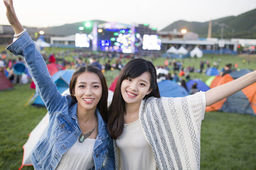 东方人,成年人,两个人,学生,公园,舞台,举,笑,微笑,露齿笑,横图,室外,正面,度假,时尚,快乐,自由,友谊,幸福,草地,草坪,北京,中国,亚洲,表演,连接,并排,帐篷,音乐,注视,休闲装,现代,草,绿色,黄昏,观察,看,托,站着,休闲,同学,放松,个性,活力,亲密,摄影,生活方式,观看,察看,享乐,关注,娱乐活动,肖像,爱好,露营,东亚,陪同,陪伴,音乐节,无忧无虑,音乐会,年轻女性,女人,女性,亚洲人,中国人,年轻人,大学生,休闲活动,举起,举手,举着,向上举,向上伸,向上托,张开手臂,半身,彩图,欢乐,演奏会,闺密,伴随,bj175