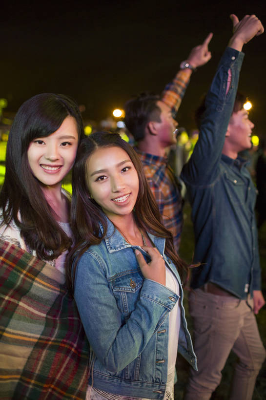 东方人,成年人,四个人,学生,举,笑,微笑,露齿笑,竖图,室外,夜晚,正面,度假,时尚,夜生活,快乐,友谊,幸福,北京,中国,亚洲,表演,连接,装饰,包裹,音乐,注视,休闲装,现代,披肩,围巾,观察,看,托,站着,休闲,温暖,同学,放松,个性,活力,亲密,摄影,生活方式,围脖,观看,保暖,华丽,点缀,察看,享乐,御寒,照明设备,关注,娱乐活动,肖像,爱好,东亚,陪同,衬托,美观,雅致,雅观,陪伴,音乐节,音乐会,男人,男性,年轻男性,年轻女性,女人,女性,亚洲人,中国人,年轻人,大学生,休闲活动,举起,举手,举着,向上举,向上伸,向上托,张开手臂,半身,彩图,欢乐,演奏会,闺密,伴随,bj175