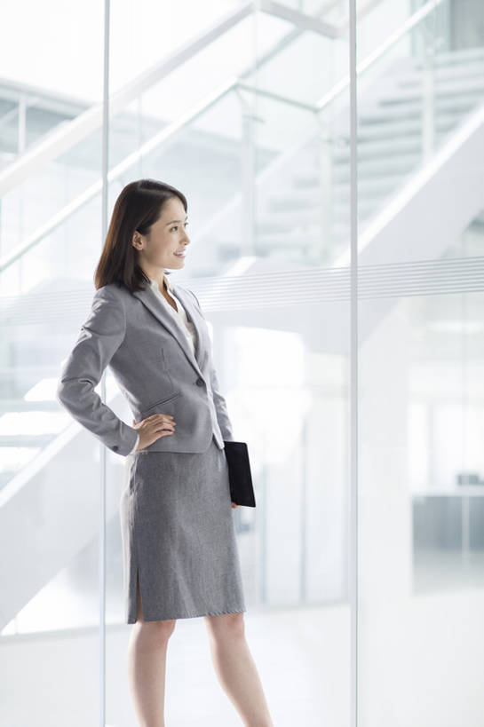 东方人,成年人,一个人,商务人士,商务女性,办公室,笑,微笑,露齿笑,竖图,室内,白天,正面,商务,快乐,幸福,信心,窗户,城市,玻璃,北京,中国,亚洲,仅一个年轻女性,仅一个女性,仅一个人,握,套装,正装,注视,现代,手叉腰,观察,看,站着,职业,思考,办公大楼,想,握着,摄影,生活方式,观看,察看,享乐,关注,销售,贩卖,平板电脑,东亚,营销,年轻女性,女人,女性,亚洲人,中国人,年轻人,白领,彩图,欢乐,办公室职员,市场营销,bj175