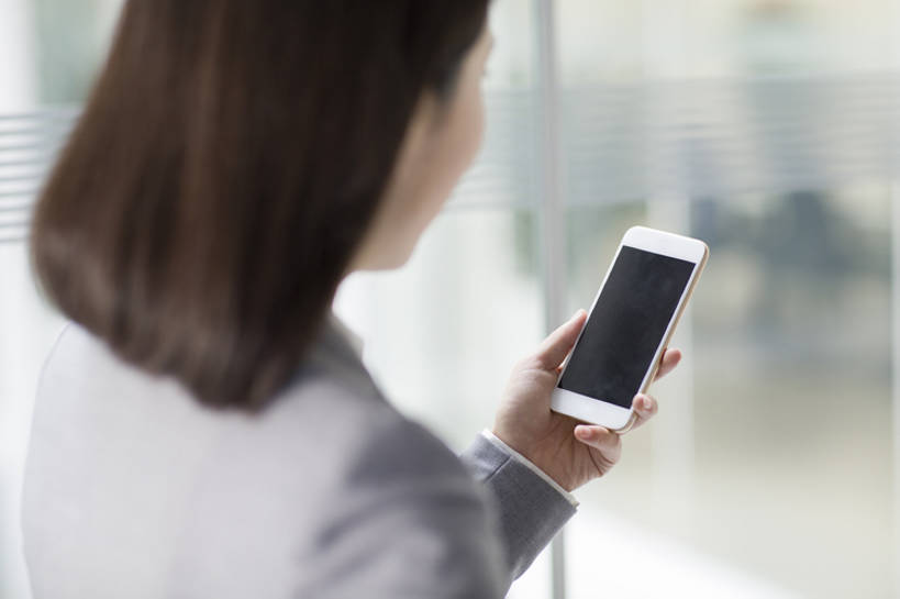 东方人,成年人,脸,头,脸颊,一个人,商务人士,商务女性,办公室,横图,室内,白天,商务,技术,窗户,城市,手机,玻璃,北京,中国,亚洲,仅一个年轻女性,仅一个女性,仅一个人,连接,握,套装,屏幕,触摸屏,联系,现代,肩膀,看,站着,职业,办公大楼,握着,摄影,生活方式,便利,发短信,销售,贩卖,智能手机,东亚,营销,无线电技术,年轻女性,女人,女性,亚洲人,中国人,年轻人,头部,脸部,脸蛋,面部,白领,沟通,彩图,办公室职员,市场营销,bj175