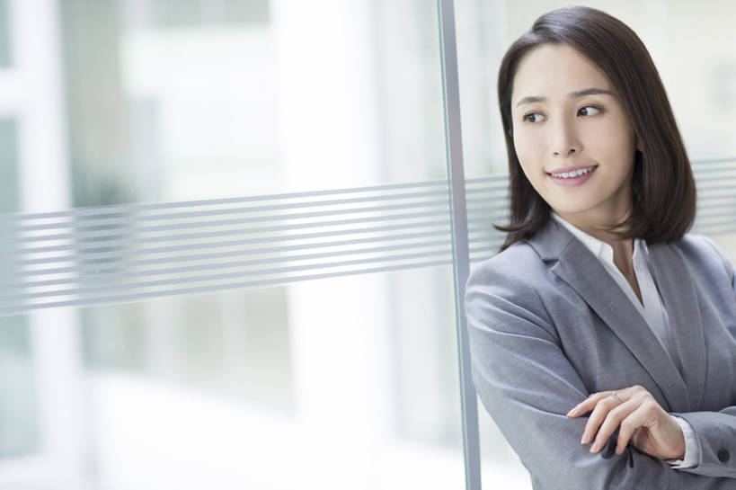 东方人,成年人,脸,头,脸颊,一个人,商务人士,商务女性,办公室,笑,双手交叉,微笑,露齿笑,横图,室内,白天,正面,商务,快乐,幸福,信心,窗户,城市,玻璃,北京,中国,亚洲,仅一个年轻女性,仅一个女性,仅一个人,套装,正装,注视,现代,肩膀,观察,看,靠,靠着,站着,职业,思考,办公大楼,想,摄影,生活方式,观看,察看,双手抱胸,享乐,关注,销售,贩卖,东亚,营销,年轻女性,女人,女性,亚洲人,中国人,年轻人,头部,脸部,脸蛋,面部,白领,彩图,欢乐,办公室职员,市场营销,bj175