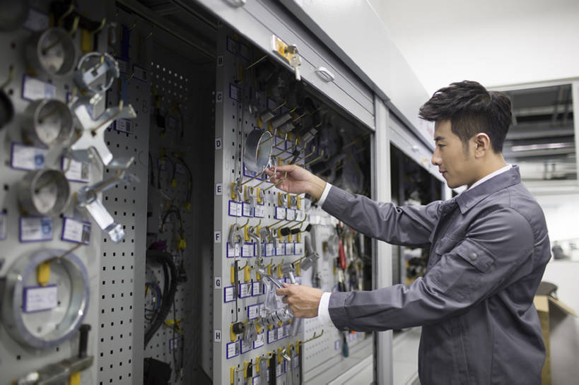 东方人,成年人,一个人,服务员,修理工,工程师,技术人员,工厂,横图,室内,侧面,制服,车间,北京,中国,亚洲,仅一个男性,仅一个人,握,工作,工具,现代,工人,仅一个年轻男性,站着,职业,服务,握着,摄影,生活方式,展厅,挑选,防护服,选择,修理厂,东亚,汽车修理厂,男人,男性,年轻男性,亚洲人,中国人,年轻人,服务生,侍者,员工,技术员,半身,彩图,制造厂,机械工人,匠人,劳动者,体力工,技工,bj175