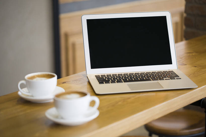 咖啡,牛奶,无人,横图,留白,笔记本电脑,技术,桌子,静物,杯子,北京,中国,亚洲,屏幕,气泡,美味,食品,咖啡杯,饮品,茶几,饮食,食物,饮料,甜食,健康,摄影,生活方式,混合,便利,可口,东亚,热饮,健康食物,拿铁,无线电技术,式样,适口,摩卡咖啡,计算机,心型,卡布基诺,彩图,咖啡馆,bj175